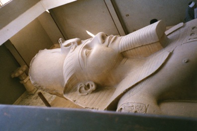 RAMSES II : taillé dans un bloc de calcaire il mesure plus de 10m